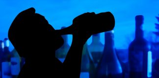 כיצד מצב סוציו-אקונומי ושימוש באלכוהול קשורים
